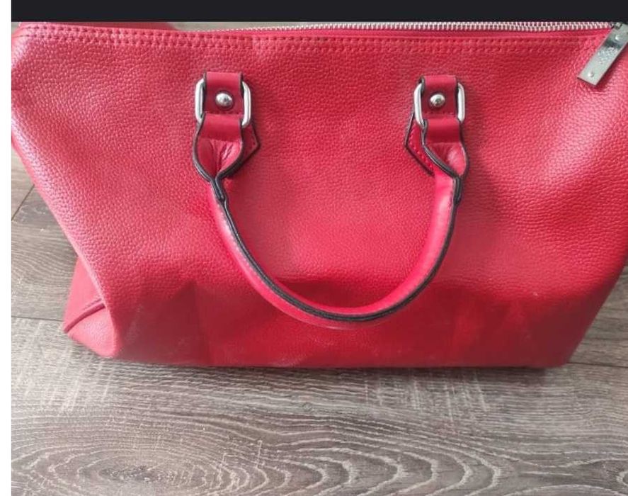 Czerwona torebka kuferek