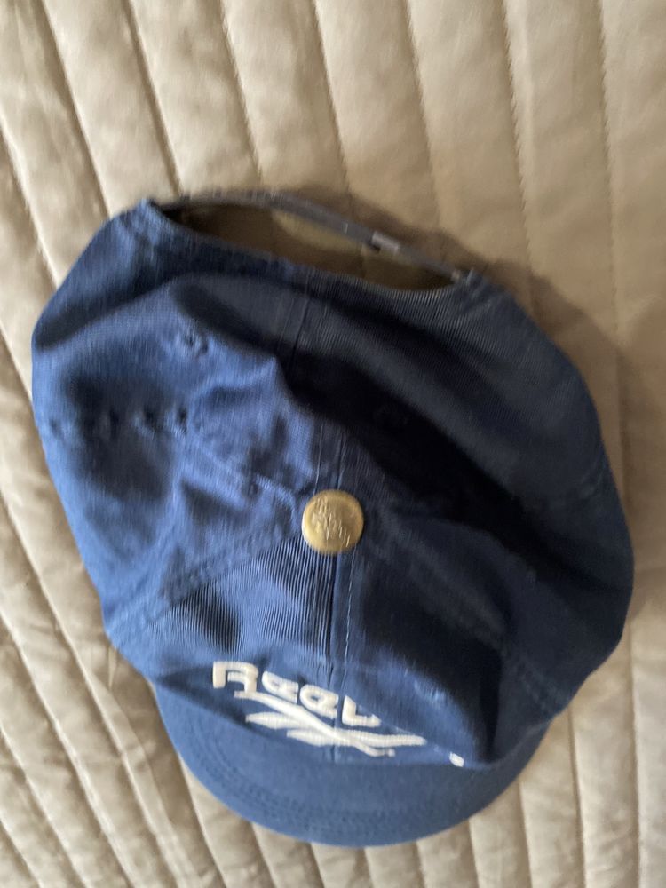 Chapéu Reebok.