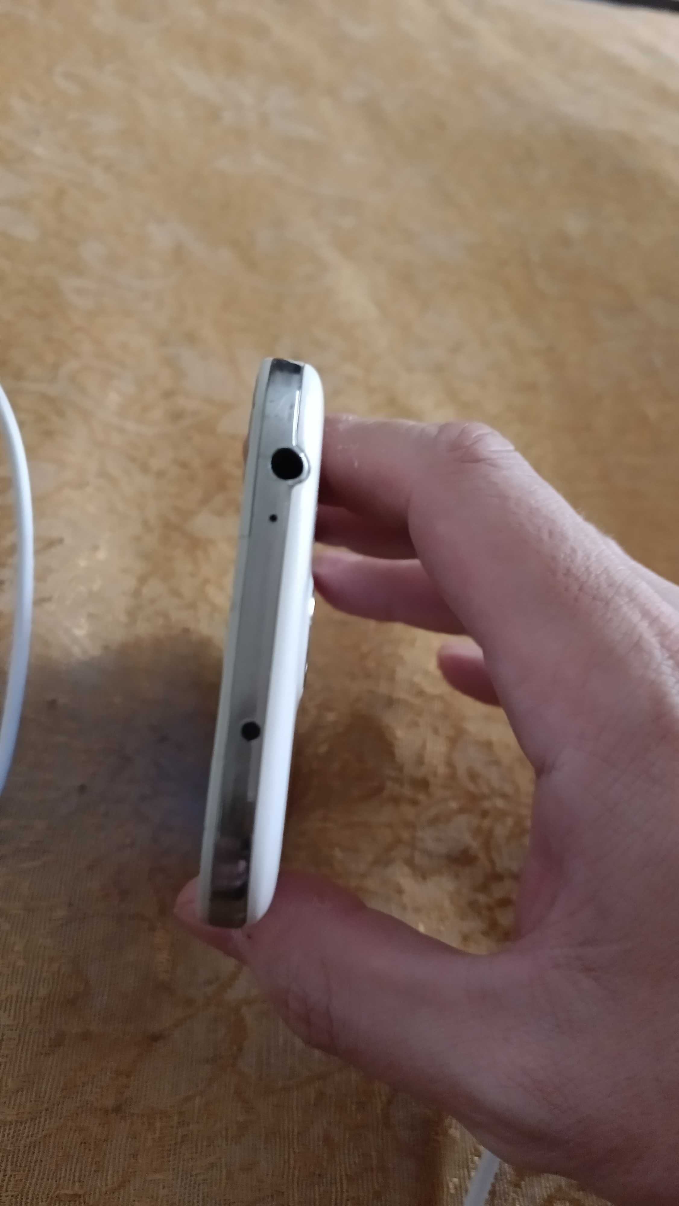 Смартфон Samsung Galaxy S4 (GT-I9505) + нова карта пам"яті на 128Gb