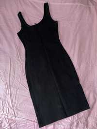 Маленькое черное платье с надрезом сзади
