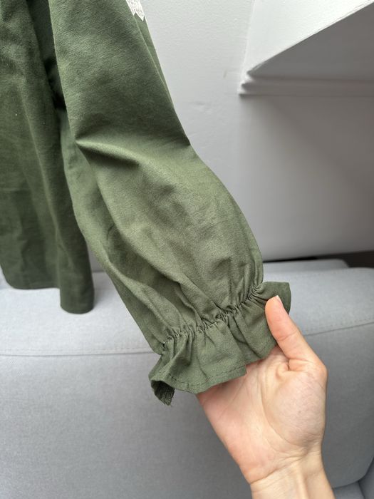 Стильна зелена вишиванка з квітковою вишивкою