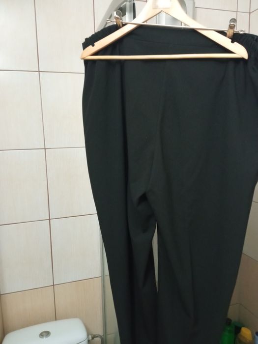 Spodnie damskie plus XXXL czarne eleganckie w kant z suwakiem