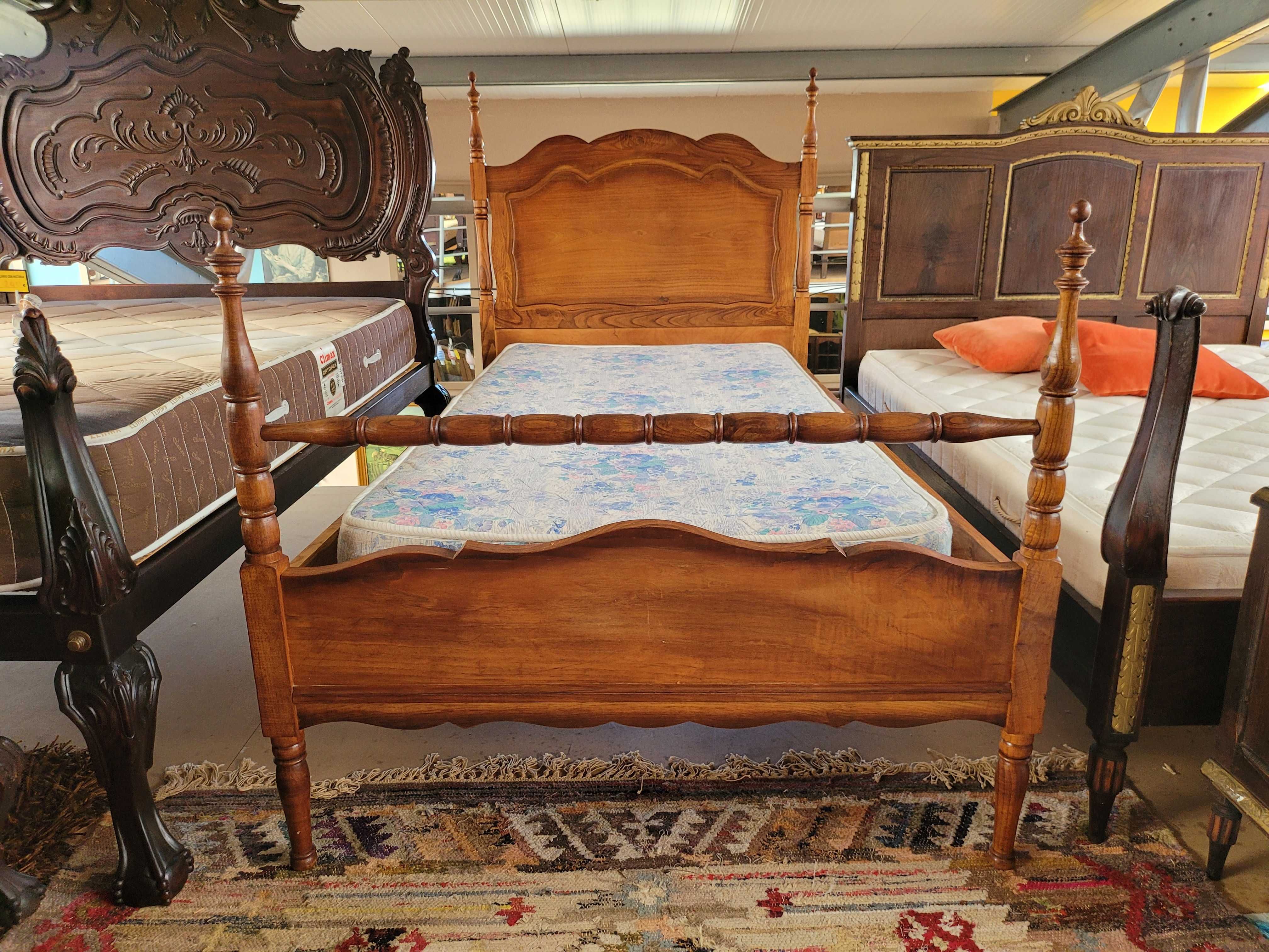 Cama de solteiro em madeira maciça com estrado e colchão