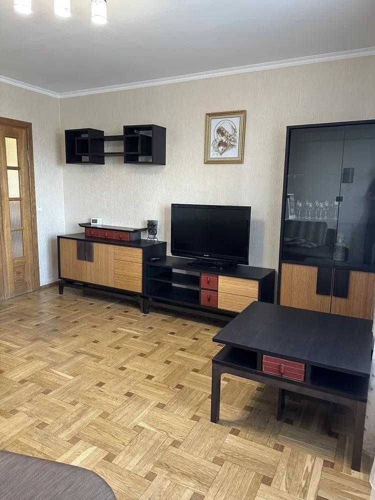 Оренда 3 кім. кв. вул. Єфремова (Leoland)