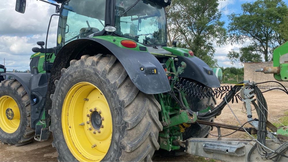 Трактор John Deere 6215r