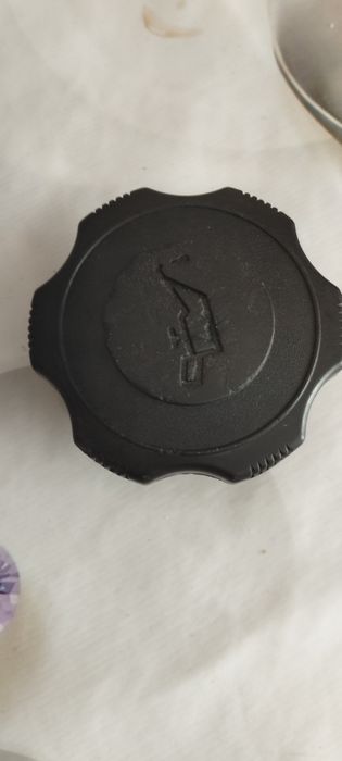 Кришка (пробка) маслозаправной горловини мазди  підходить до моделі 32