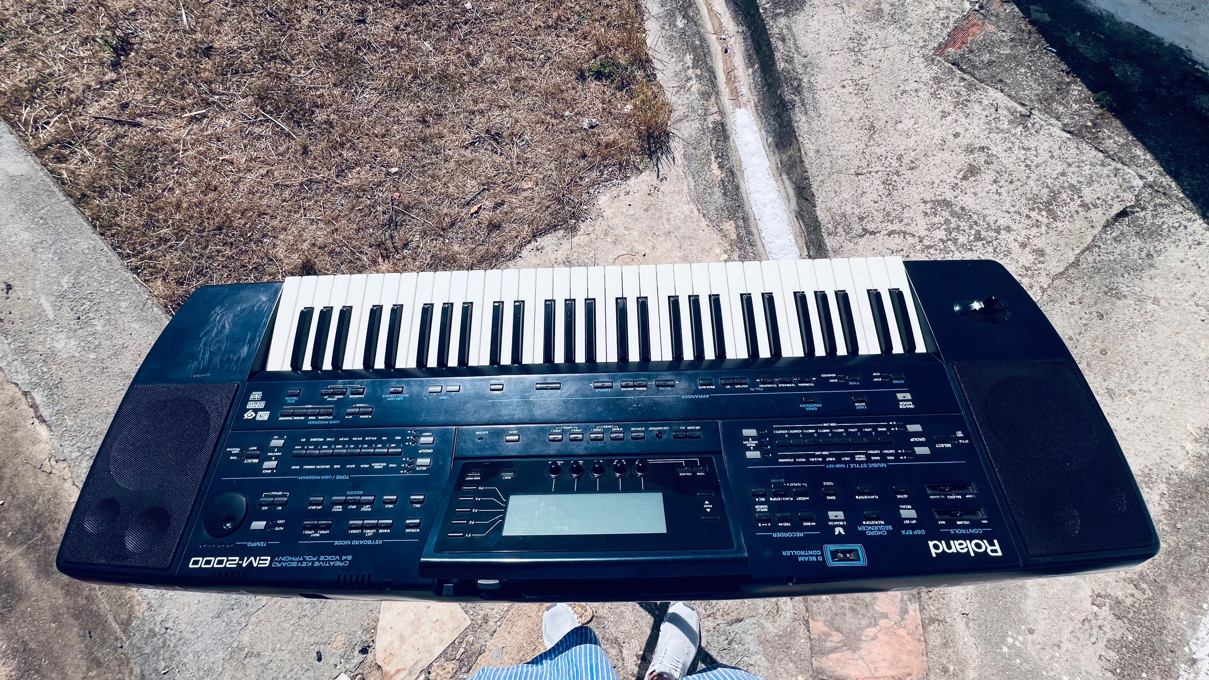Teclado Roland EM 2000