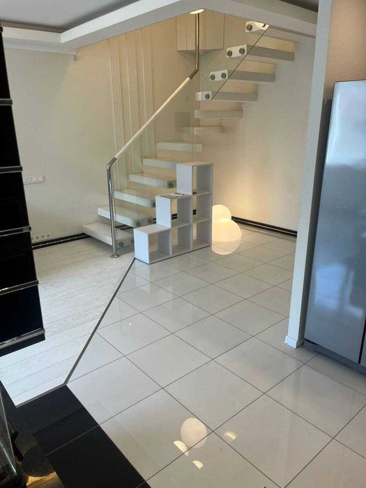 Продам 2-рівневу 2-кімнатну квартиру 90 м² з дизайнерским ремонтом