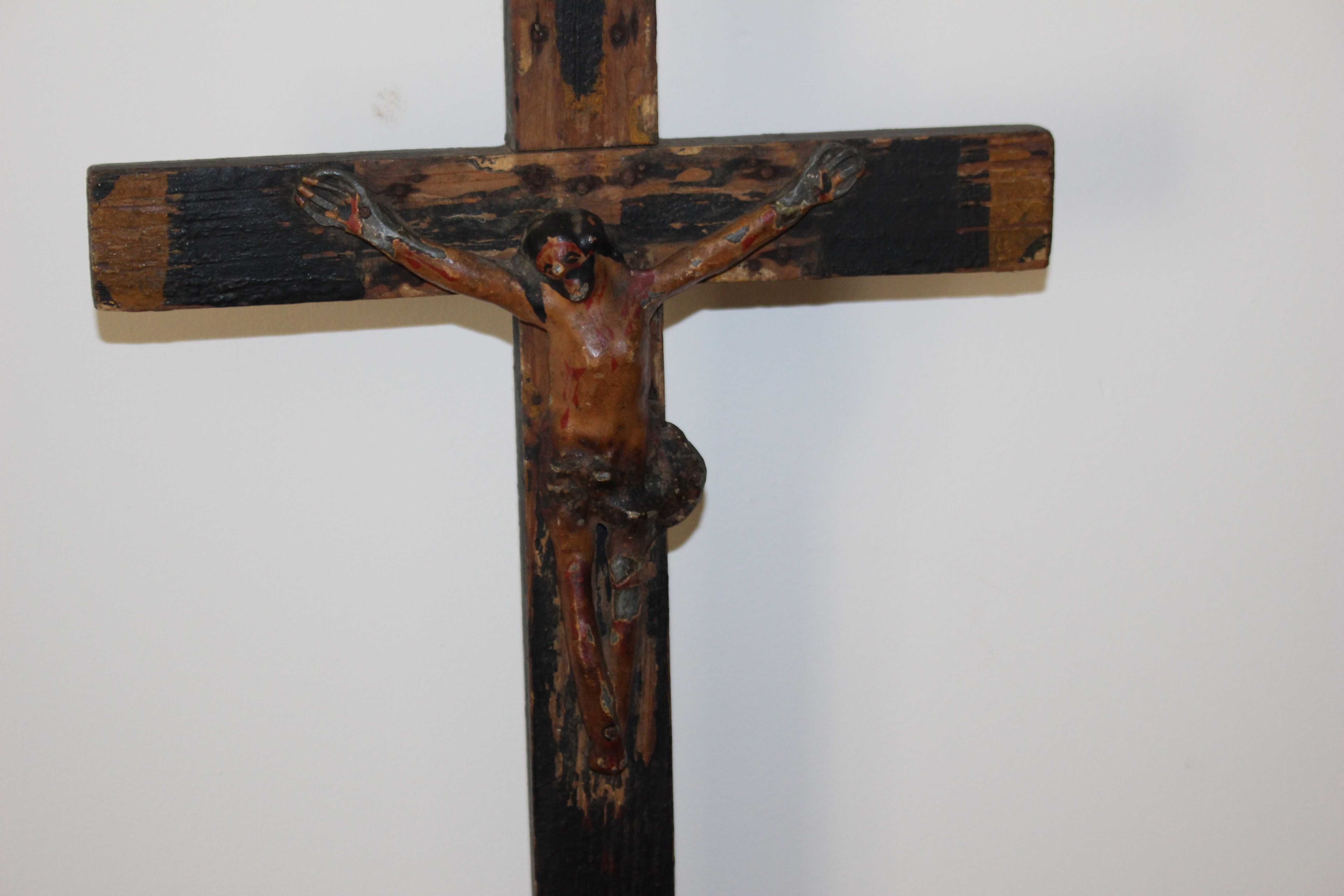 Antigo crucifixo em madeira- Arte popular