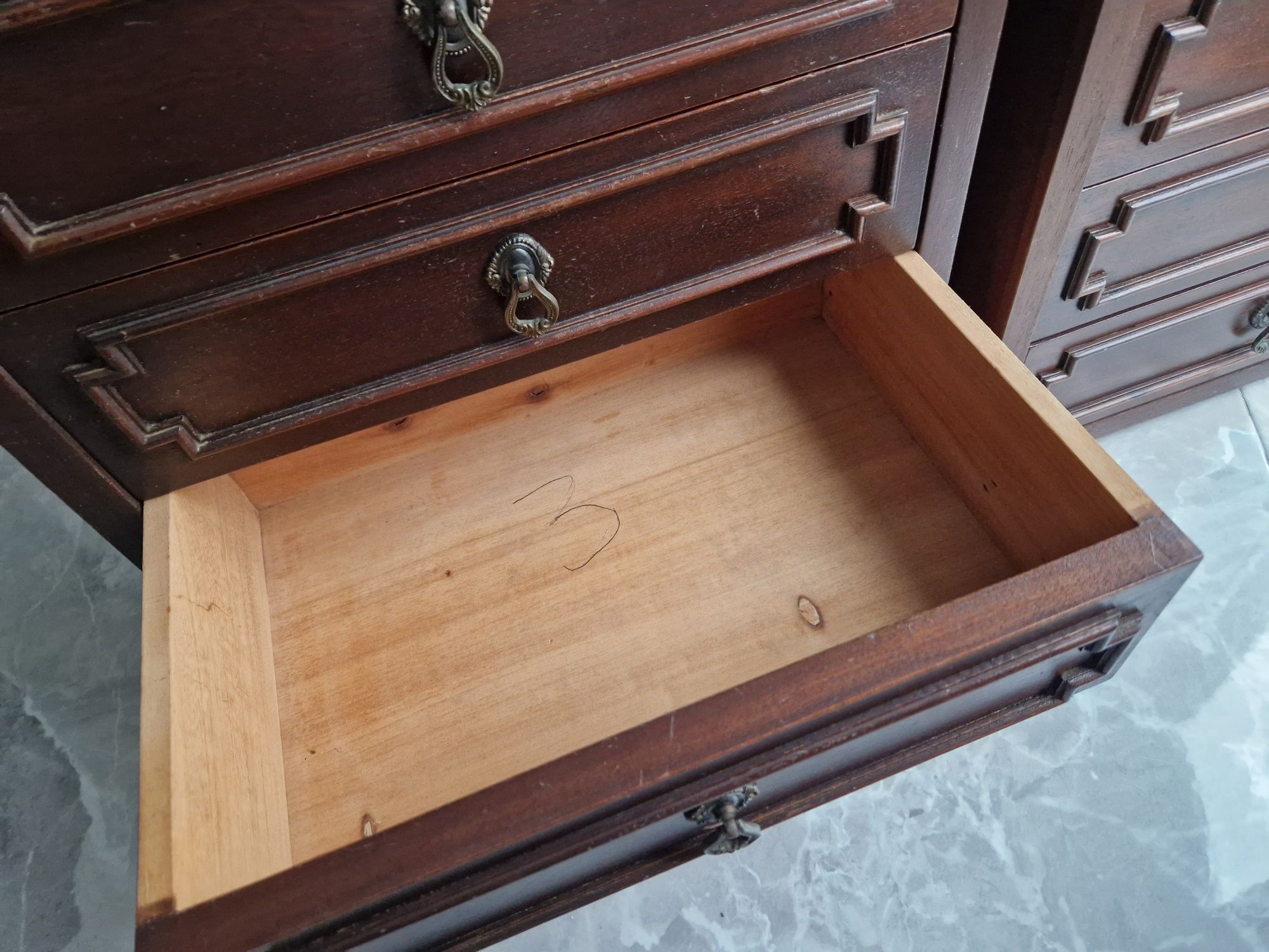 Mesa de cabeceira de madeira