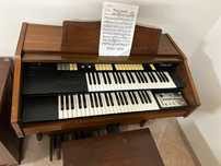Piano vertical lowrey