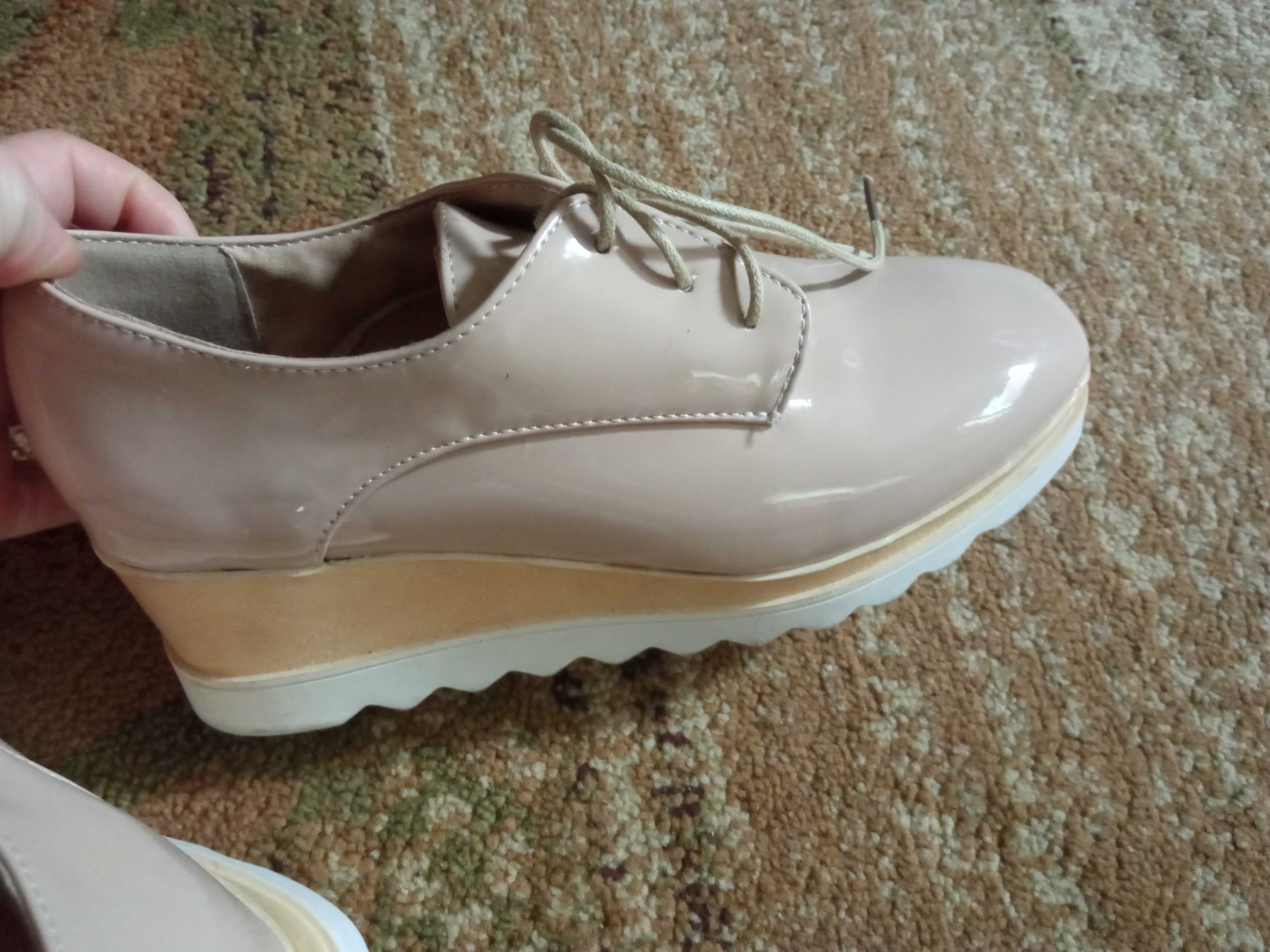 Buty na koturnie, kolor nude, cieliste, kwadratowy nosek modne r.38/39