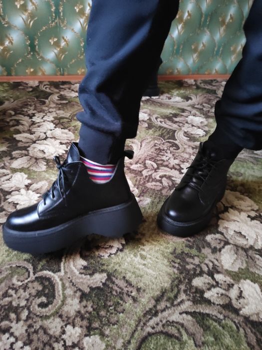 Жіночі нові  шкіряні ботільйони, 40 розмір