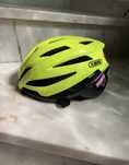 Capacete ciclismo amarelo abus