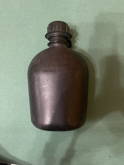 Manierka bidon wojskowy czarny z poktowcem us army