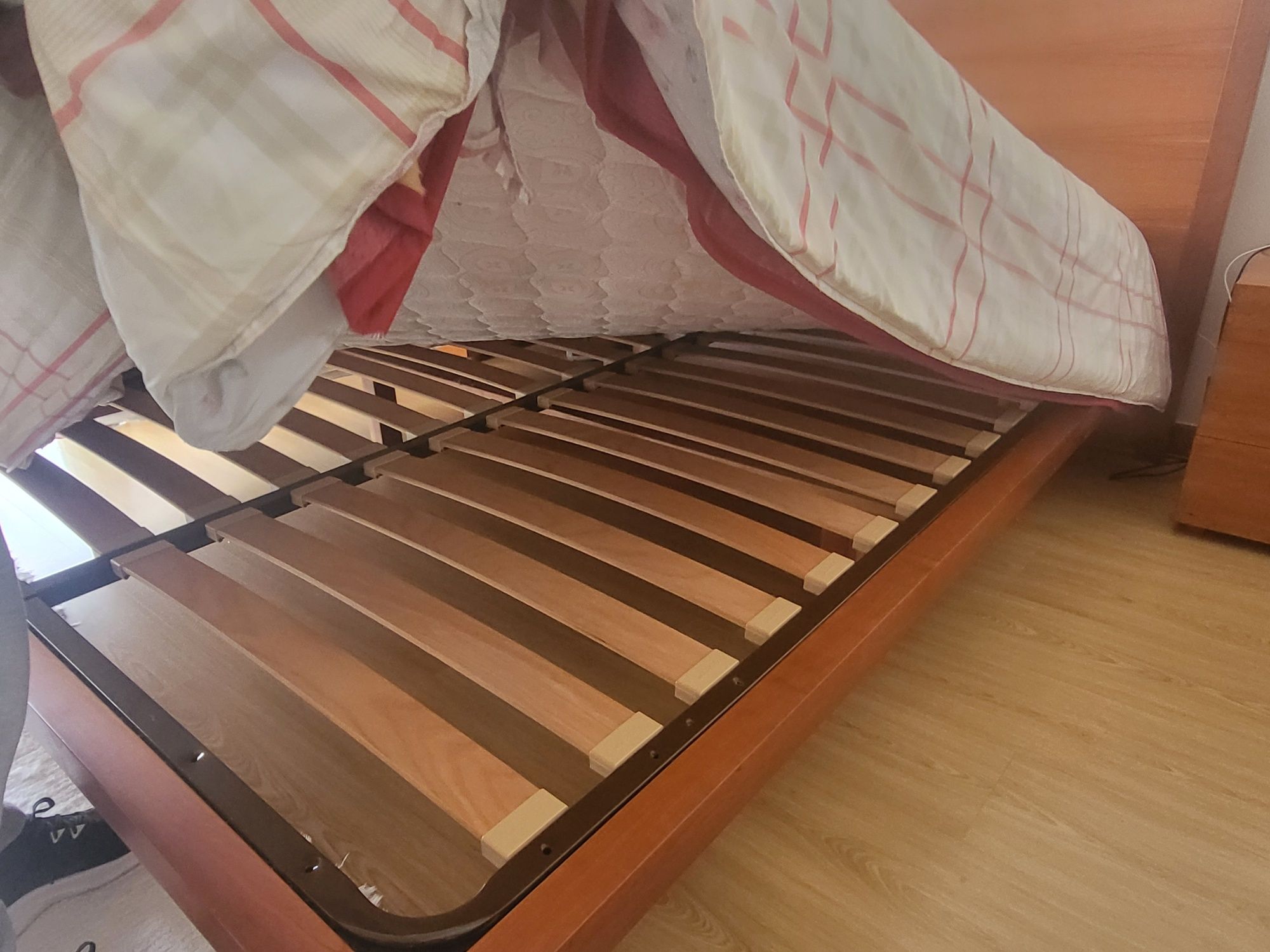 Mobiliário de quarto - Cama Kingsize, mesas de cabeceira e camiseiro