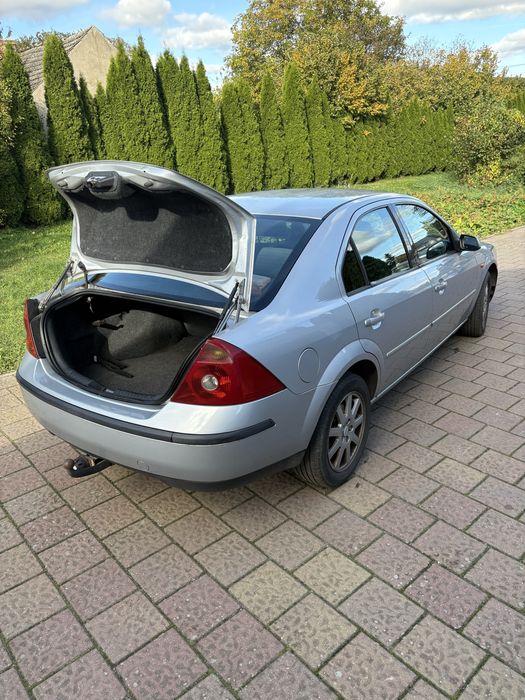 Ford momdeo 1.8 benzyna . Fajhy stan . Klimatyzacja. Hak
