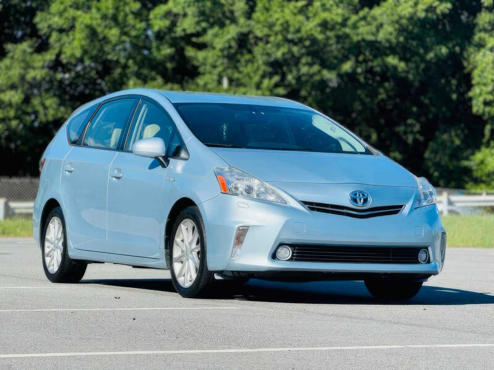 2014 Toyota Prius v Five