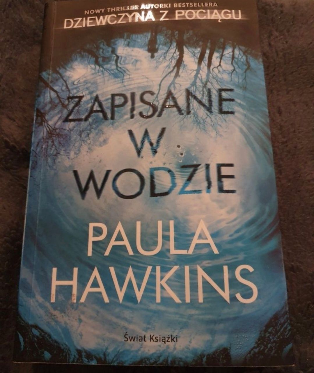 Książka "zapisane w wodzie" Paula Hawkins
