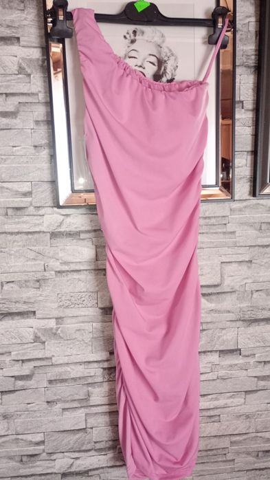 Sukienka drapowana sexy cukierkowy różowa  na jedno ramię xs s