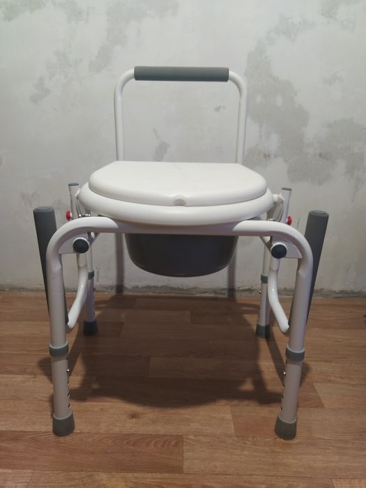 Стул-туалет, с откидными подлокотниками, регулировка высоты.