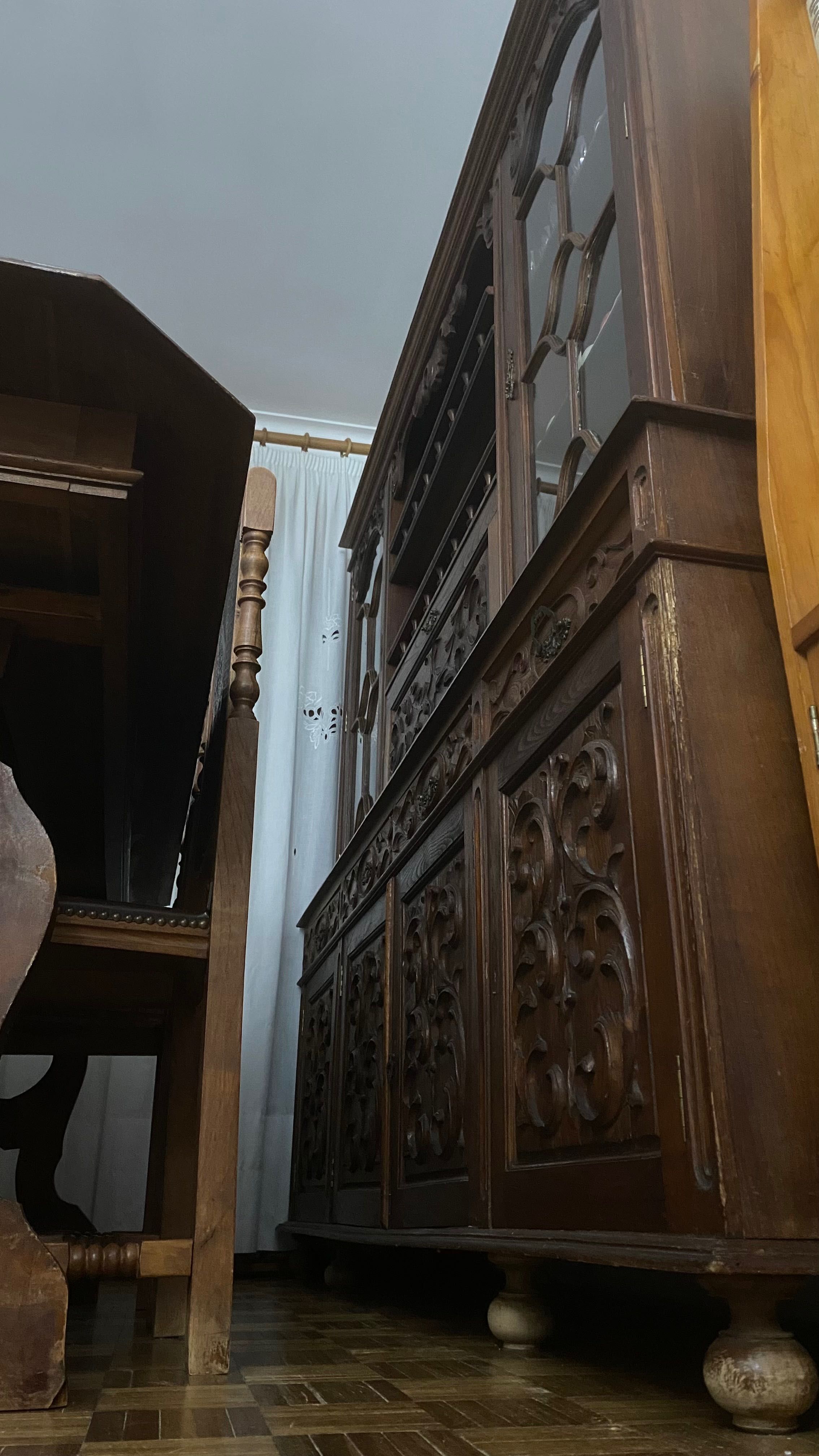 Conjunto Antigo de Sala: Mesa e cadeiras + Cristaleira Madeira Maciça