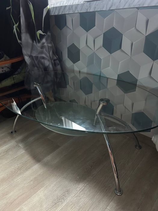Stół szklany w dobrym stanie
