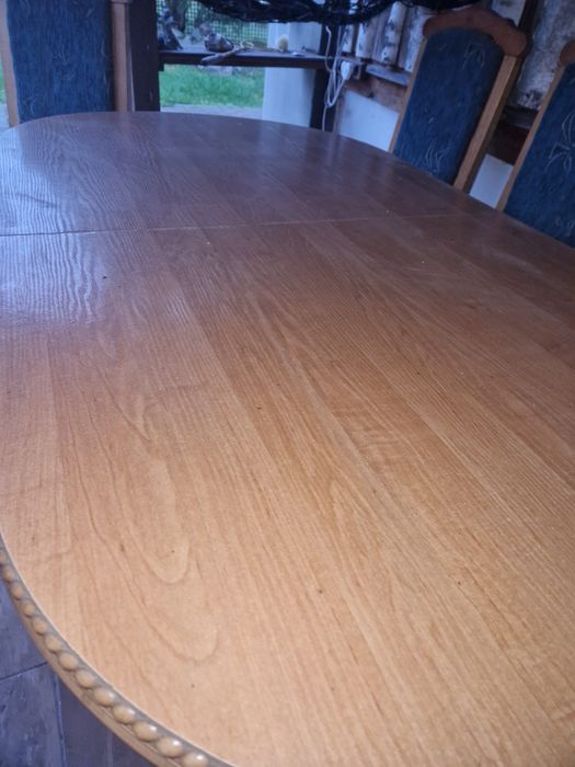 Solidny, masywny zestaw: stół rozkładany + 6 krzeseł.