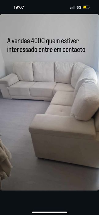 Sofá e mesa e cadeiras