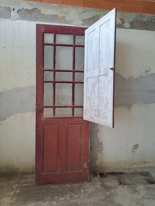 Porta antiga em madeira maciça