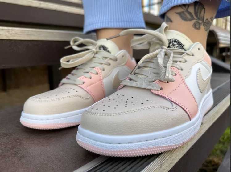 Женские кроссовки Nike Air Jordan Бежевые с розовыми вставками