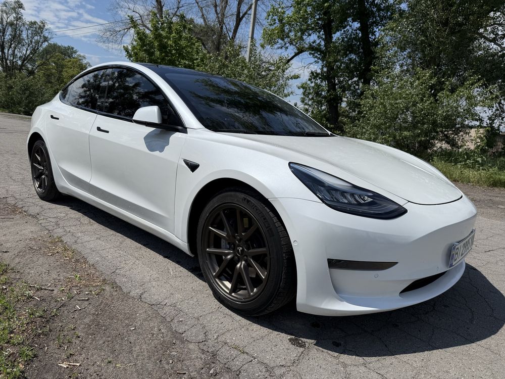 Tesla model 3  2020рік 492кінські сили