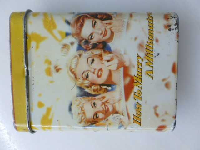 Cigarreira em lata vintage com publicidade, com Marilyn Monroe