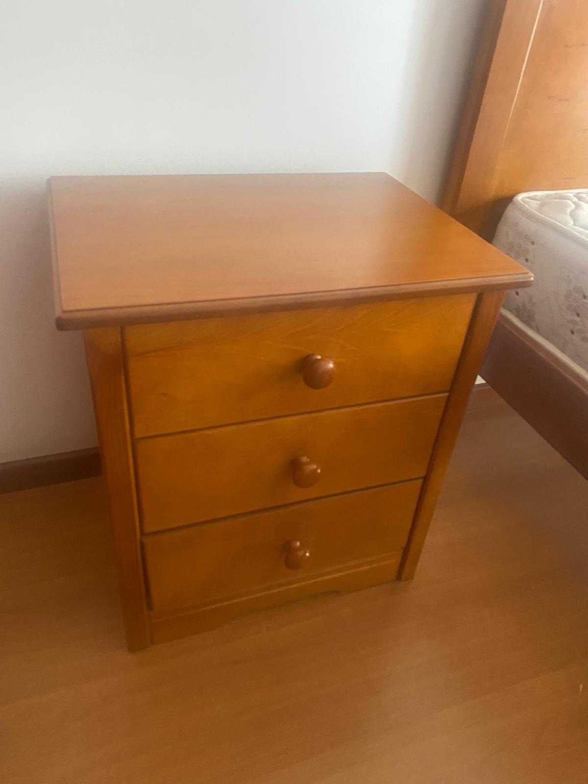 Cama solteiro e mesa cabeceira