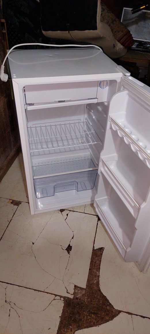 Продам маленький холодильник Delfa 85 см