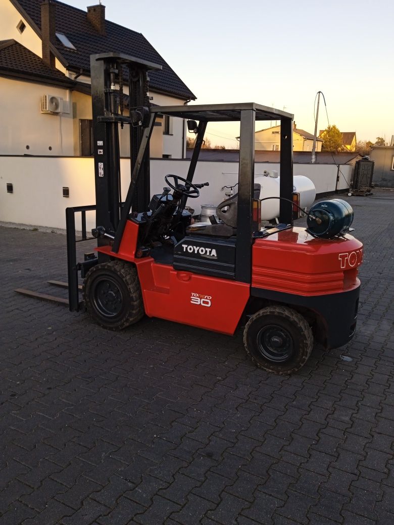 Sprzedam wózek widłowy toyota udźwig 3 tony