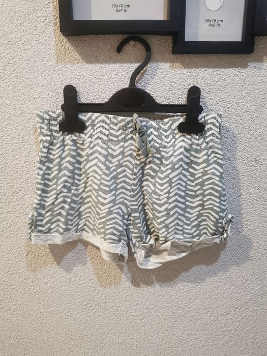 Krótkie spodenki dla dziewczynki w bardzo dobrym stanie. Rozmiar 128
Z