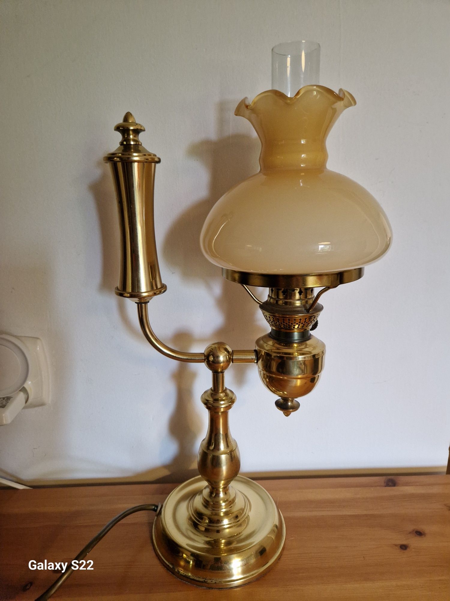 Lampa stołowa elektryczna stylizowana na naftową,  stara.