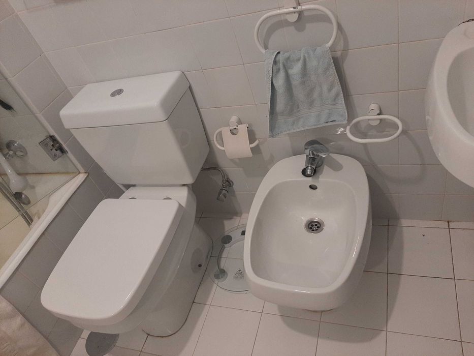 Louça de casa de banho e espelhos usados