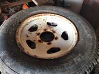 5 jantes pneus Mitsubishi Pajero, retiradas d Toyota land Cruiser BJ40
