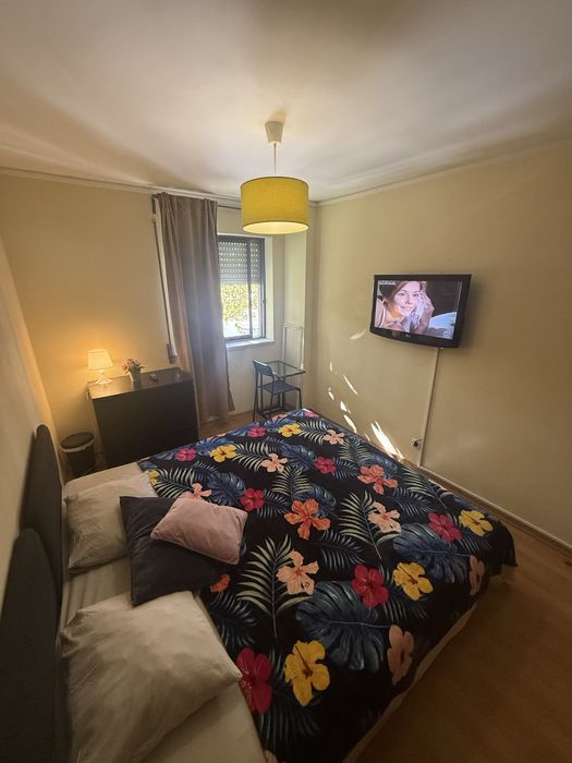 Quarto para casal em Queluz 600 m estação