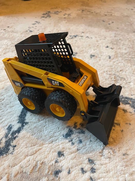 Навантажувач CAT Bruder