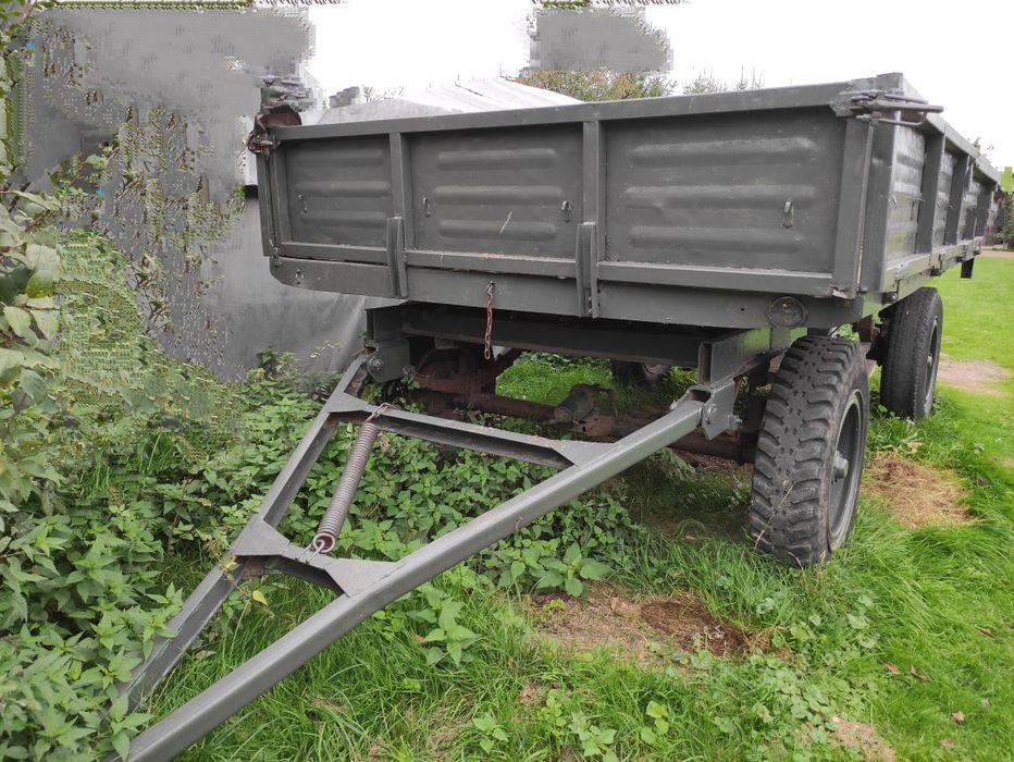 Duża porządna przyczepa rolnicza sztywna