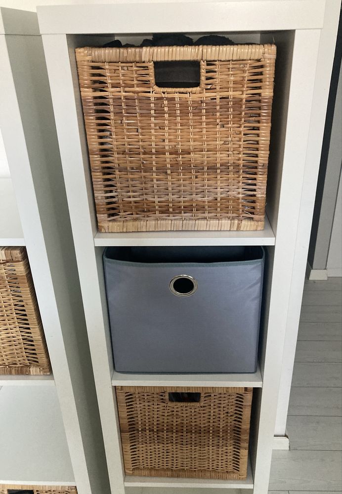 2 regały IKEA Kallax z 4 koszykami rattanowymi + szary koszyk GRATIS