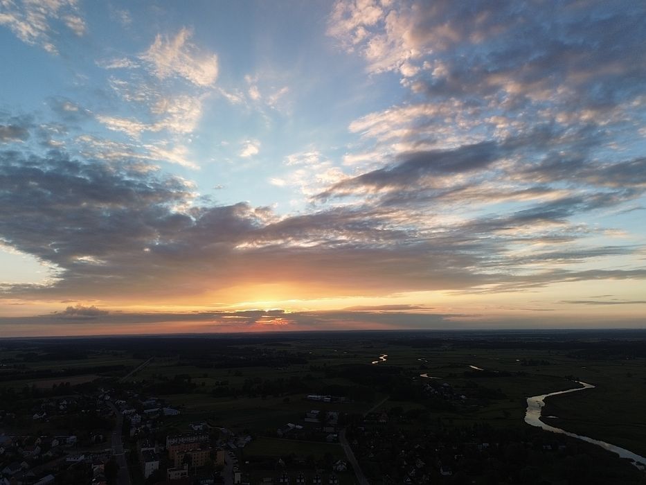 Oferuję usługi filmowania i fotografowania z powietrza dronem