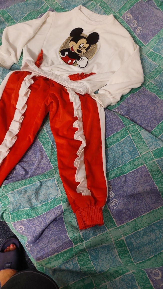 Велюровый нарядный костюм Мінні маус на 5-6 лет