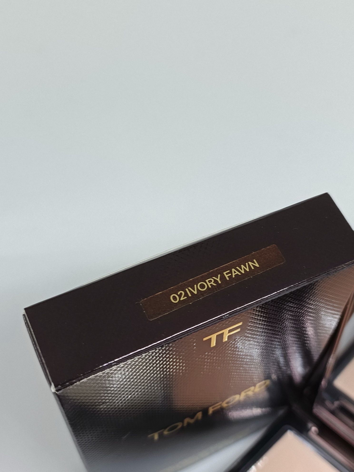 Tom Ford puder wykończeniowy 02 Ivory Fawn z lusterkiem