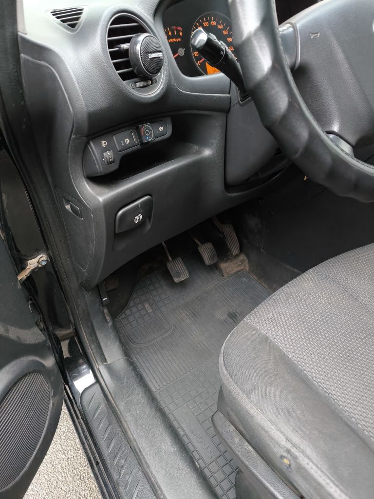 Автомобіль Kia Carens 2.0 бенз., 2008р
