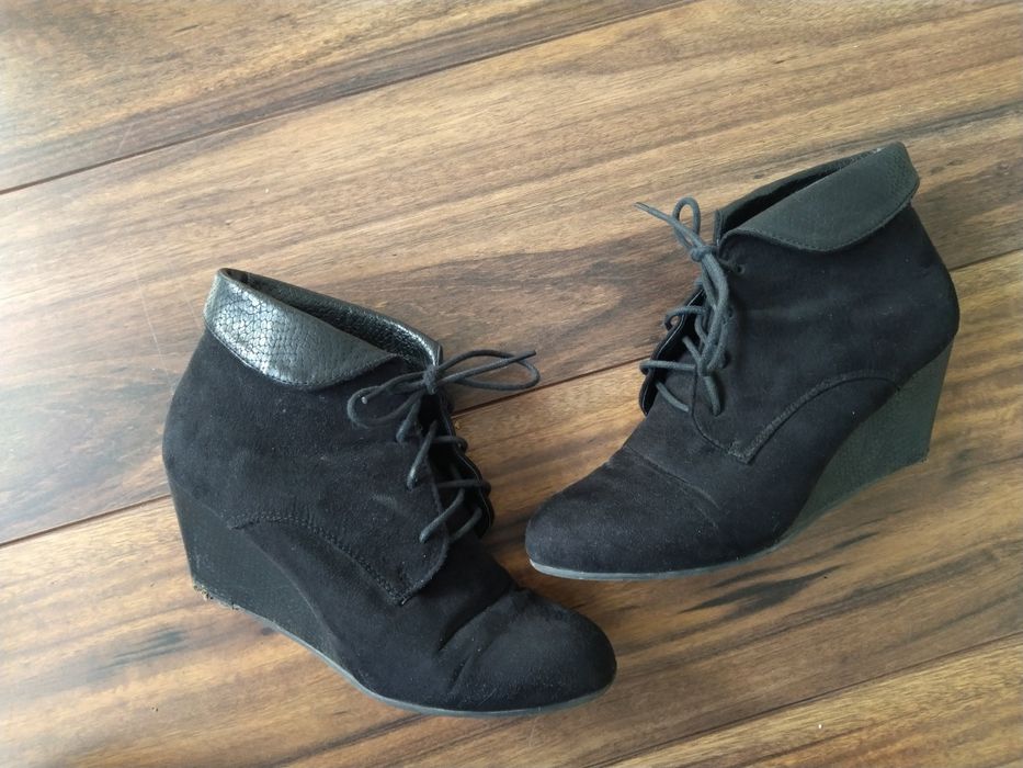 New Look wiązane czarne botki na koturnie 38