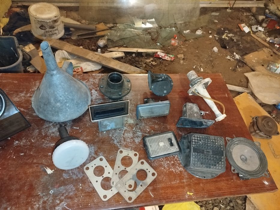 Продам деталі салону та подкапотки на ваз